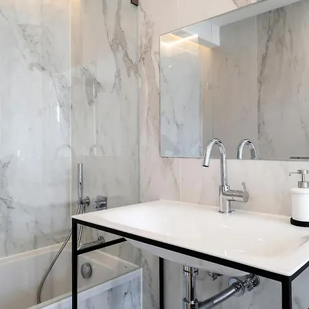 Apartment Beautiful 2 Bedroom With Views In Rua Augusta *